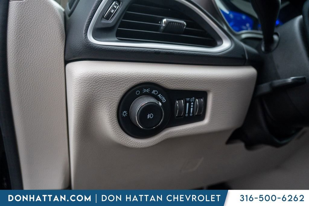 Used 2023 Chrysler Pacifica Touring-L FWD image 17