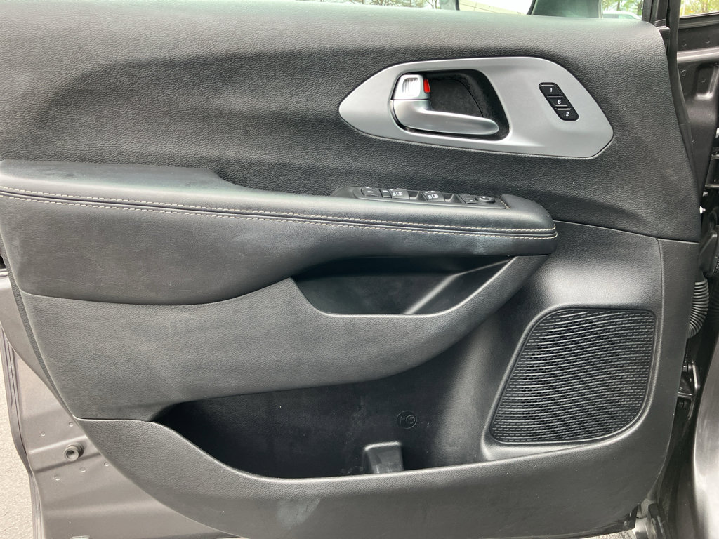 Used 2020 Chrysler Pacifica Touring-L Plus image 17