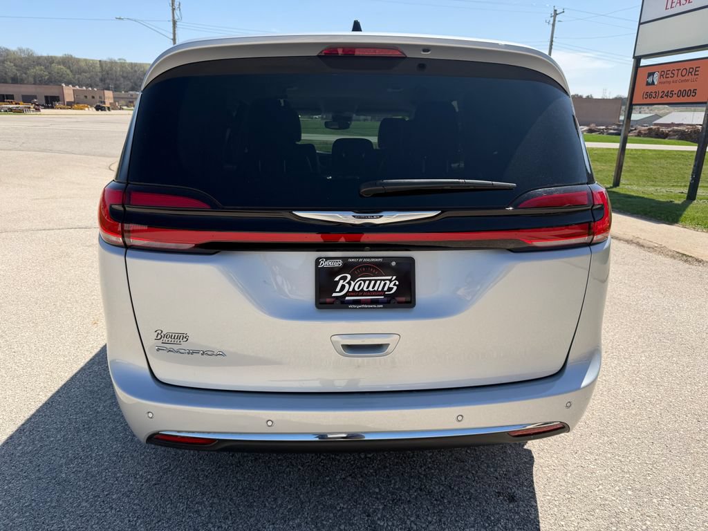 Used 2024 Chrysler Pacifica Touring-L FWD image 6