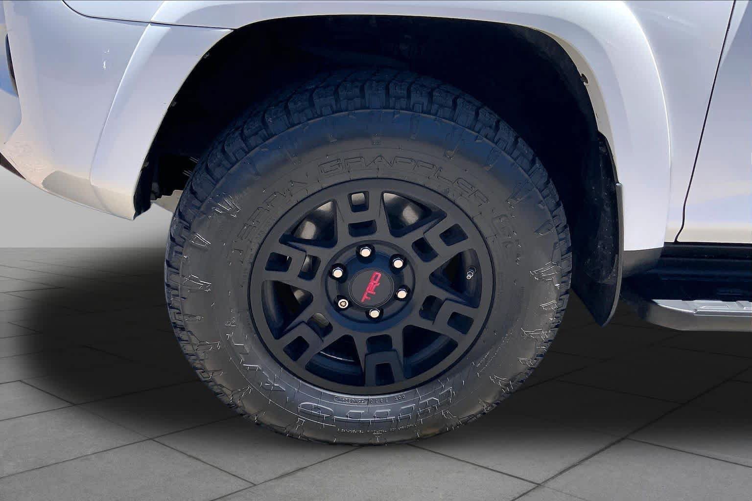 Used 2019 Toyota 4Runner SR5 AWD/4WD image 10