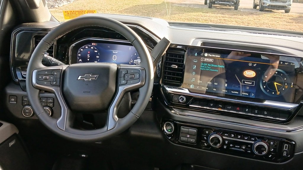 Used 2025 Chevrolet Silverado 2500 ZR2 w/ Technology Package image 8