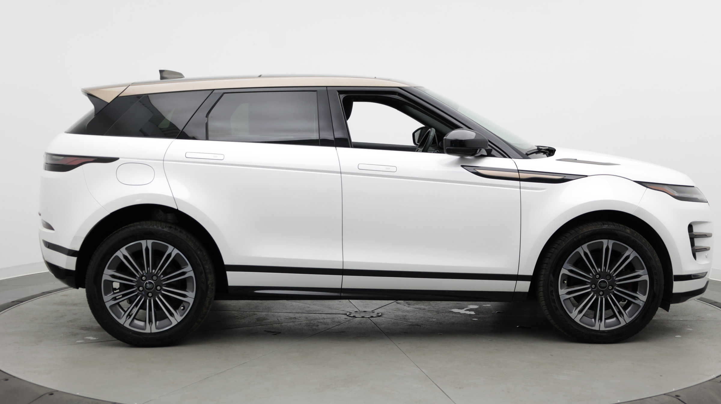 Used 2024 Land Rover Range Rover Evoque Dynamic SE AWD/4WD image 11