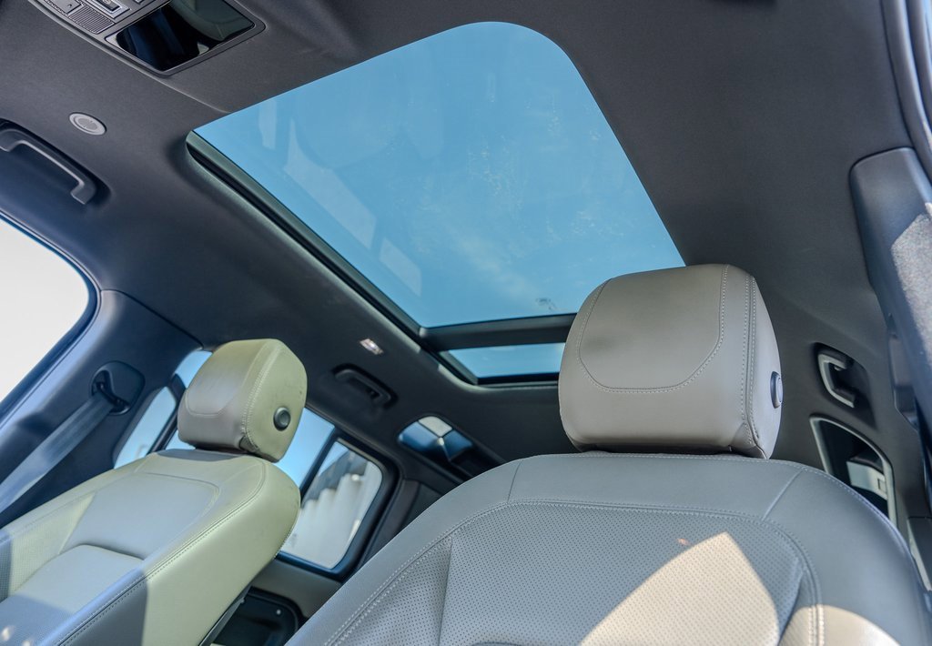 Used 2023 Land Rover Defender 110 SE image 16