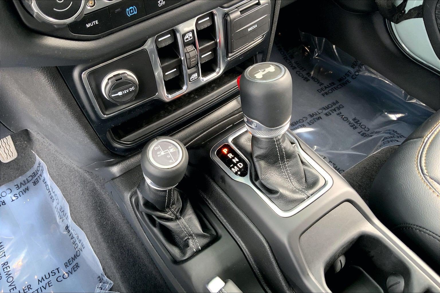 Certified 2024 Jeep Wrangler Unlimited Sahara w/ Technology Group AWD/4WD image 16