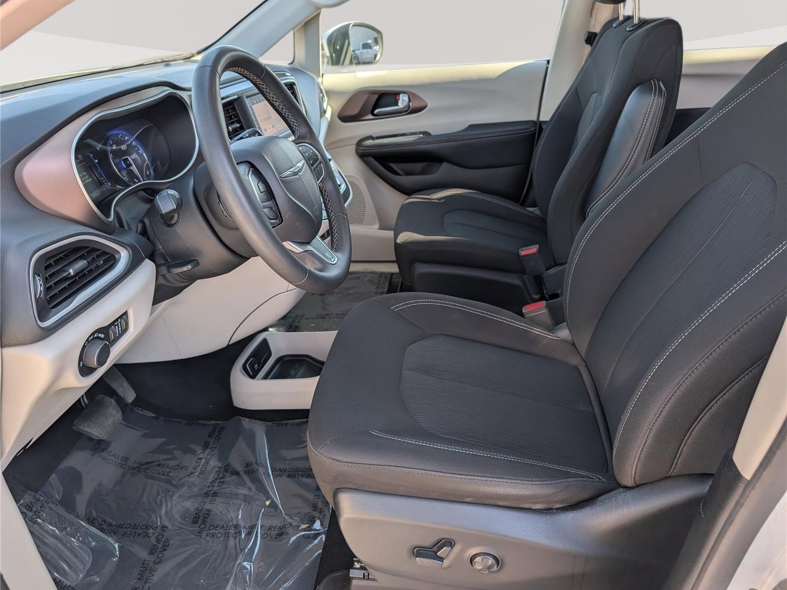 Used 2023 Chrysler Voyager LX FWD image 17