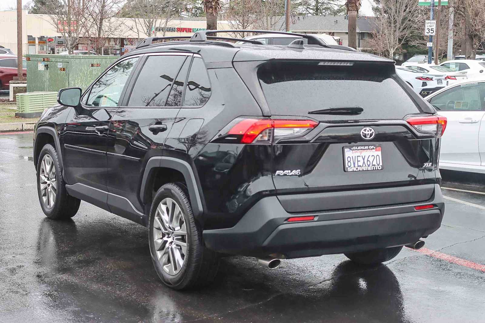 Used 2021 Toyota RAV4 XLE Premium image 2