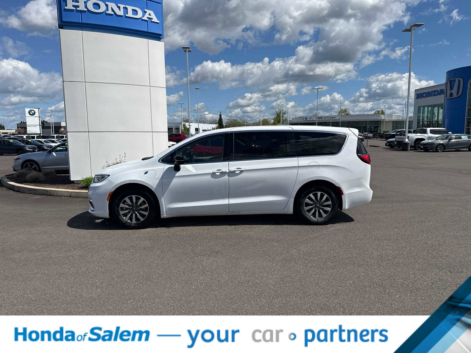 Used 2024 Chrysler Pacifica Select image 3