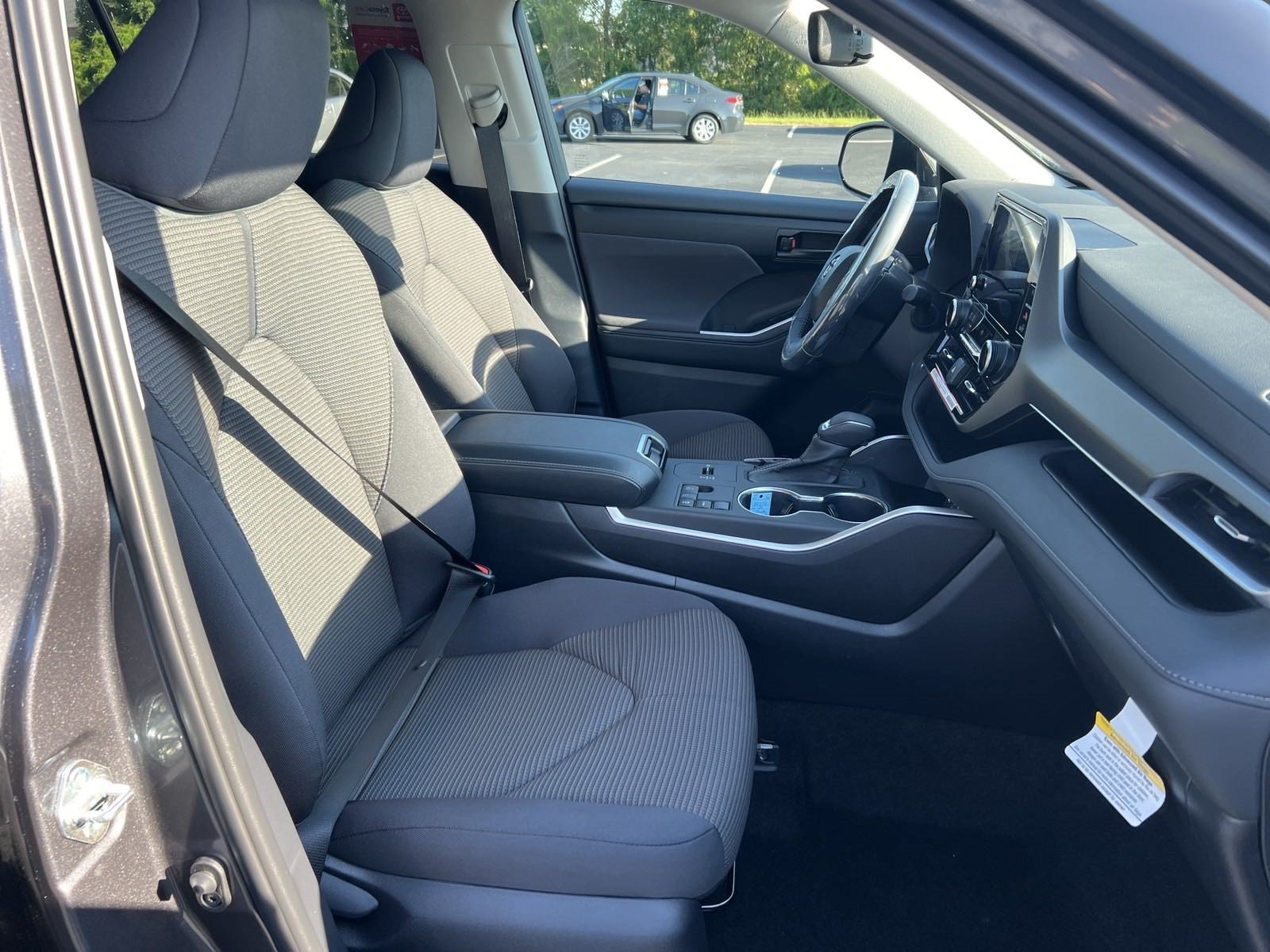 New 2024 Toyota Highlander LE FWD image 34