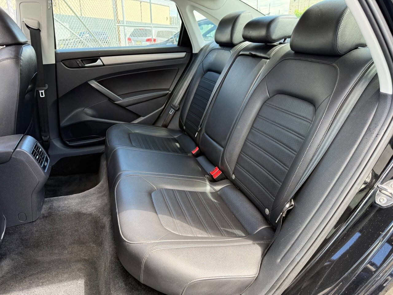 Used 2015 Volkswagen Passat 1.8T SE FWD image 12