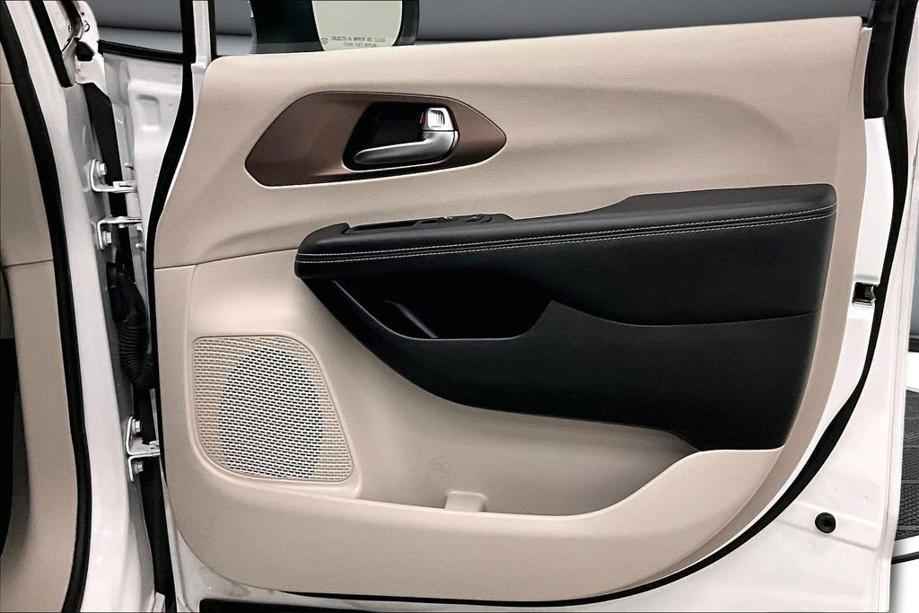 Used 2023 Chrysler Voyager LX image 29