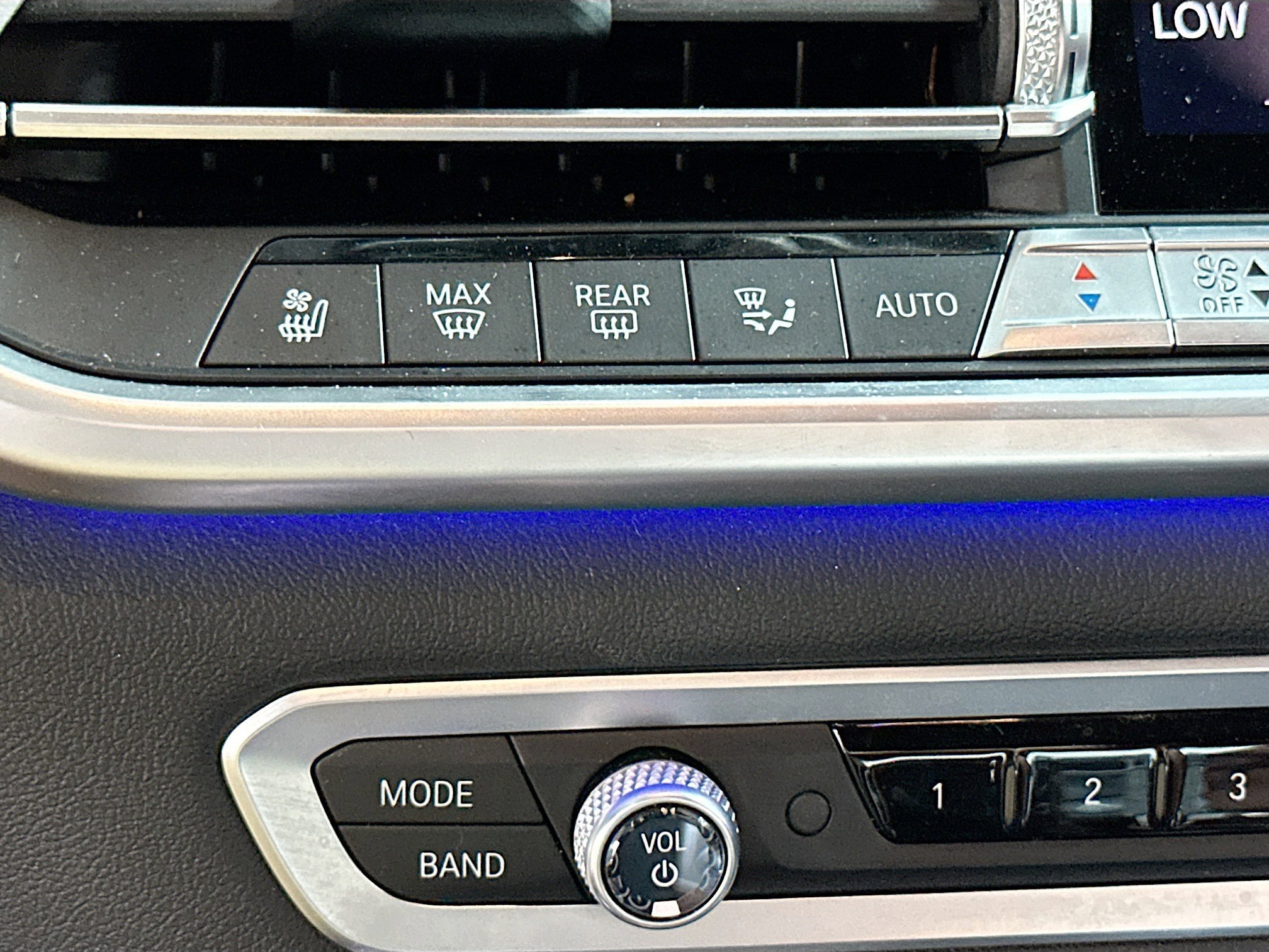 Used 2020 BMW X7 M50i w/ Dynamic Handling Package image 21