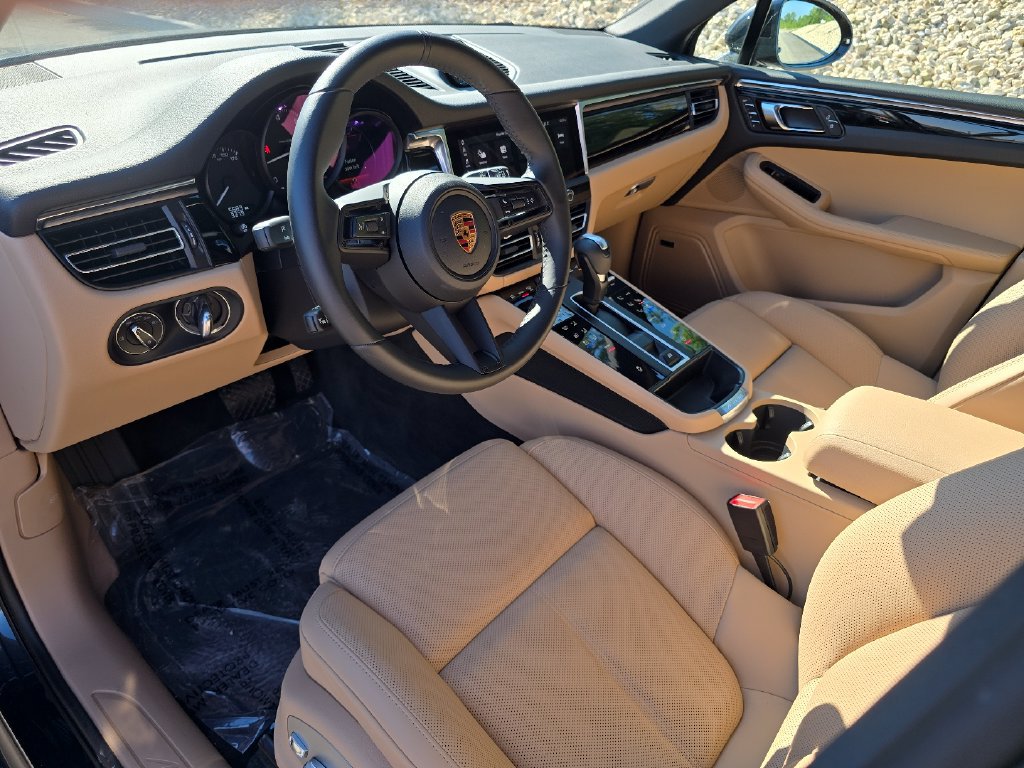 Used 2026 Porsche Macan AWD/4WD image 4