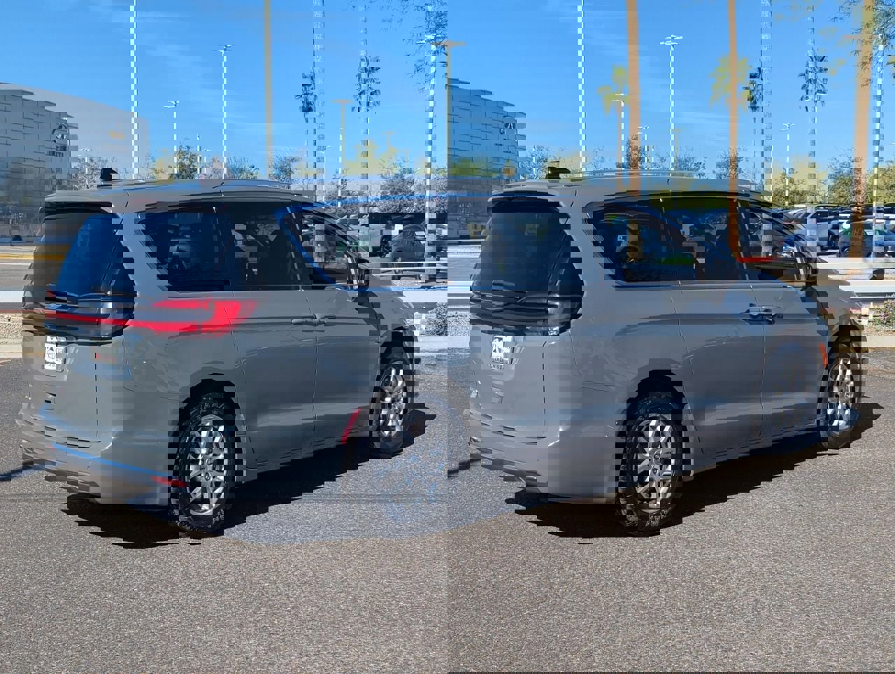 Used 2023 Chrysler Pacifica Touring-L FWD image 5