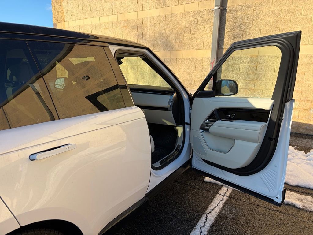 New 2025 Land Rover Range Rover SE image 13