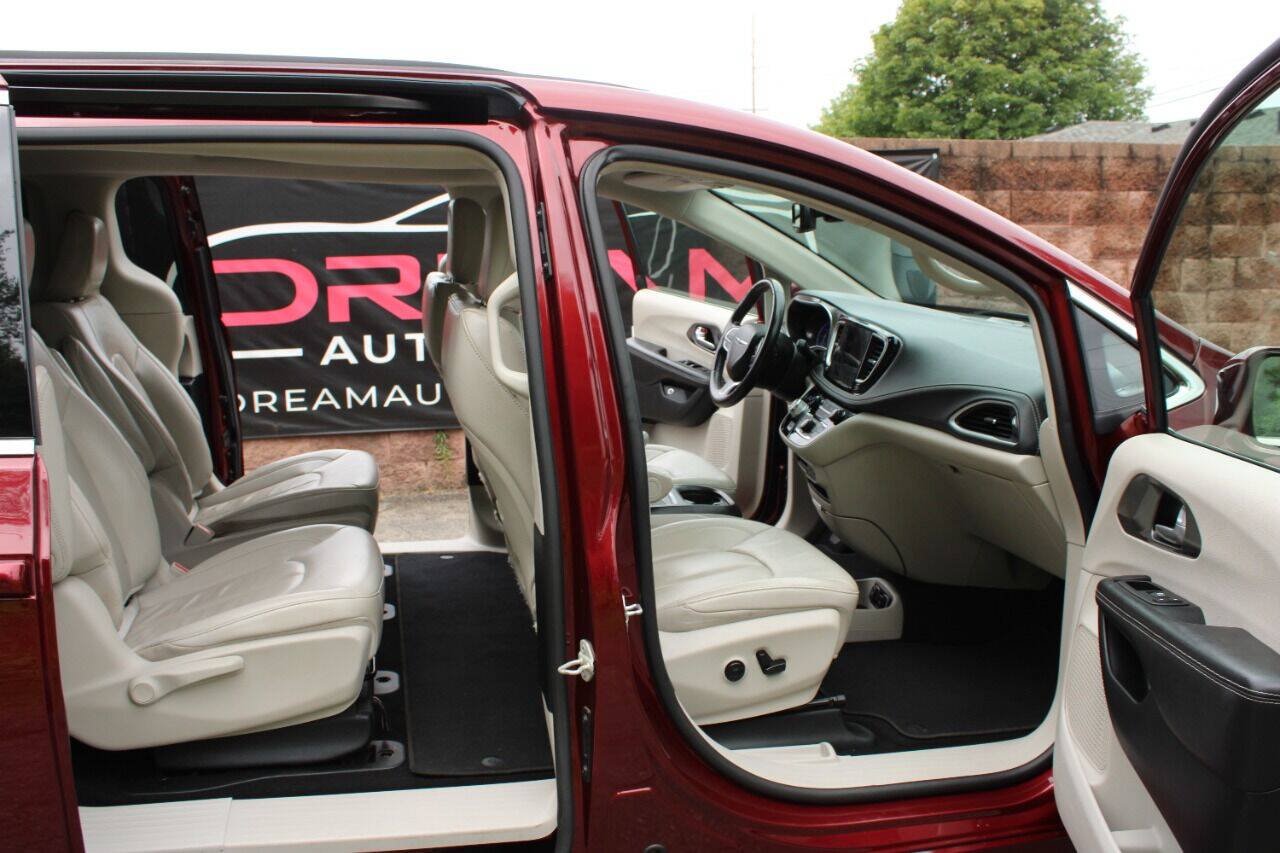 Used 2021 Chrysler Pacifica Touring-L FWD image 25