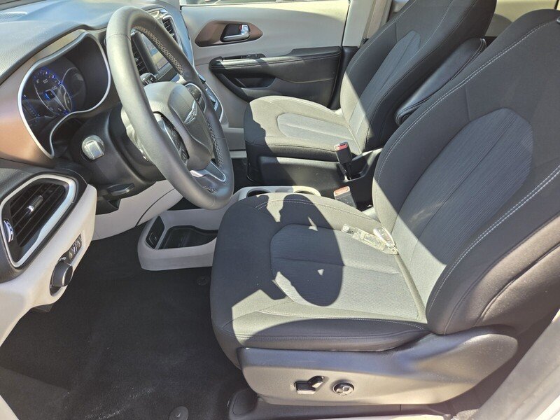 Used 2022 Chrysler Voyager LX FWD image 11