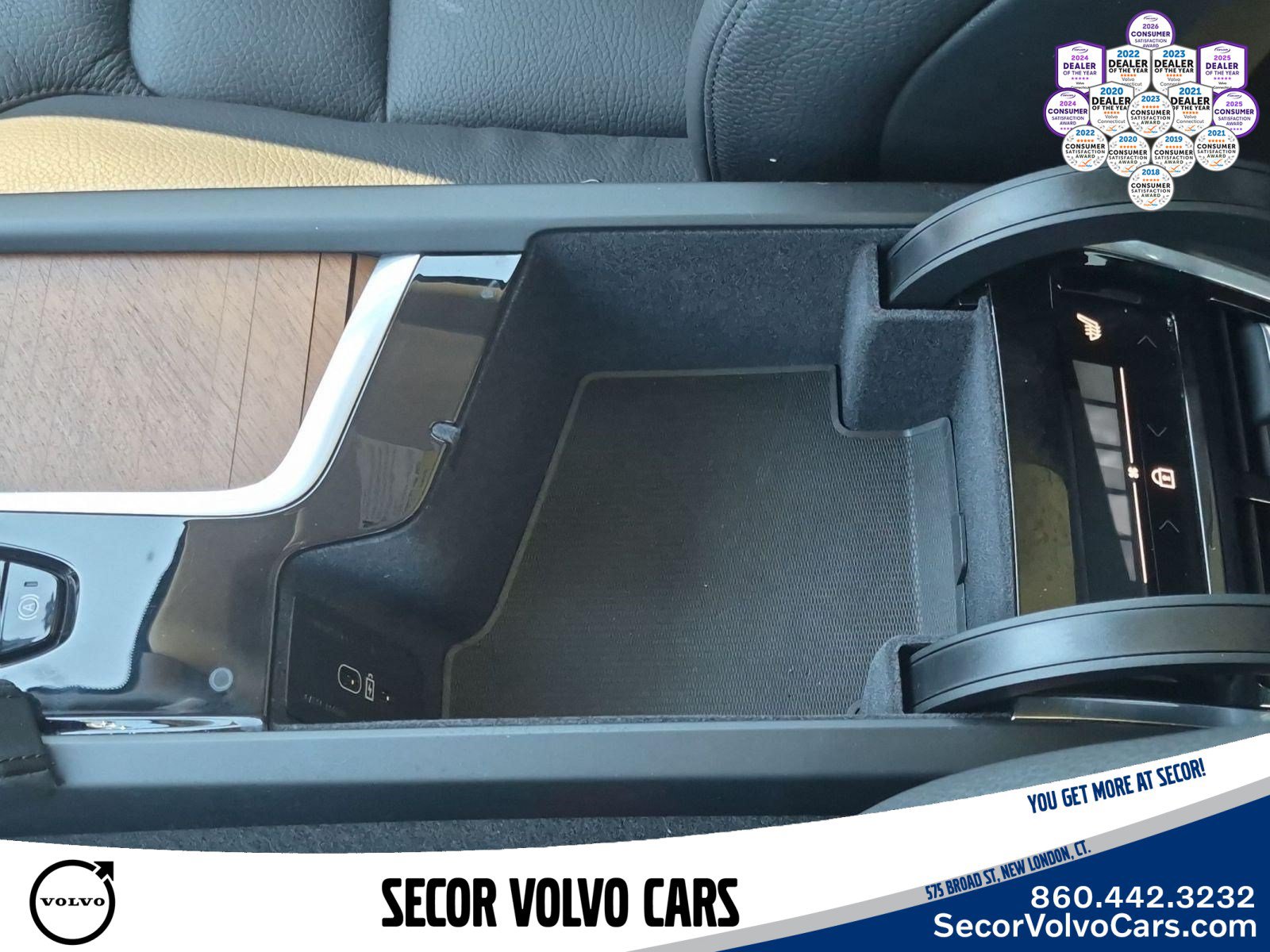Used 2024 Volvo XC90 T8 Plus w/ Protection Package Premier AWD/4WD image 16