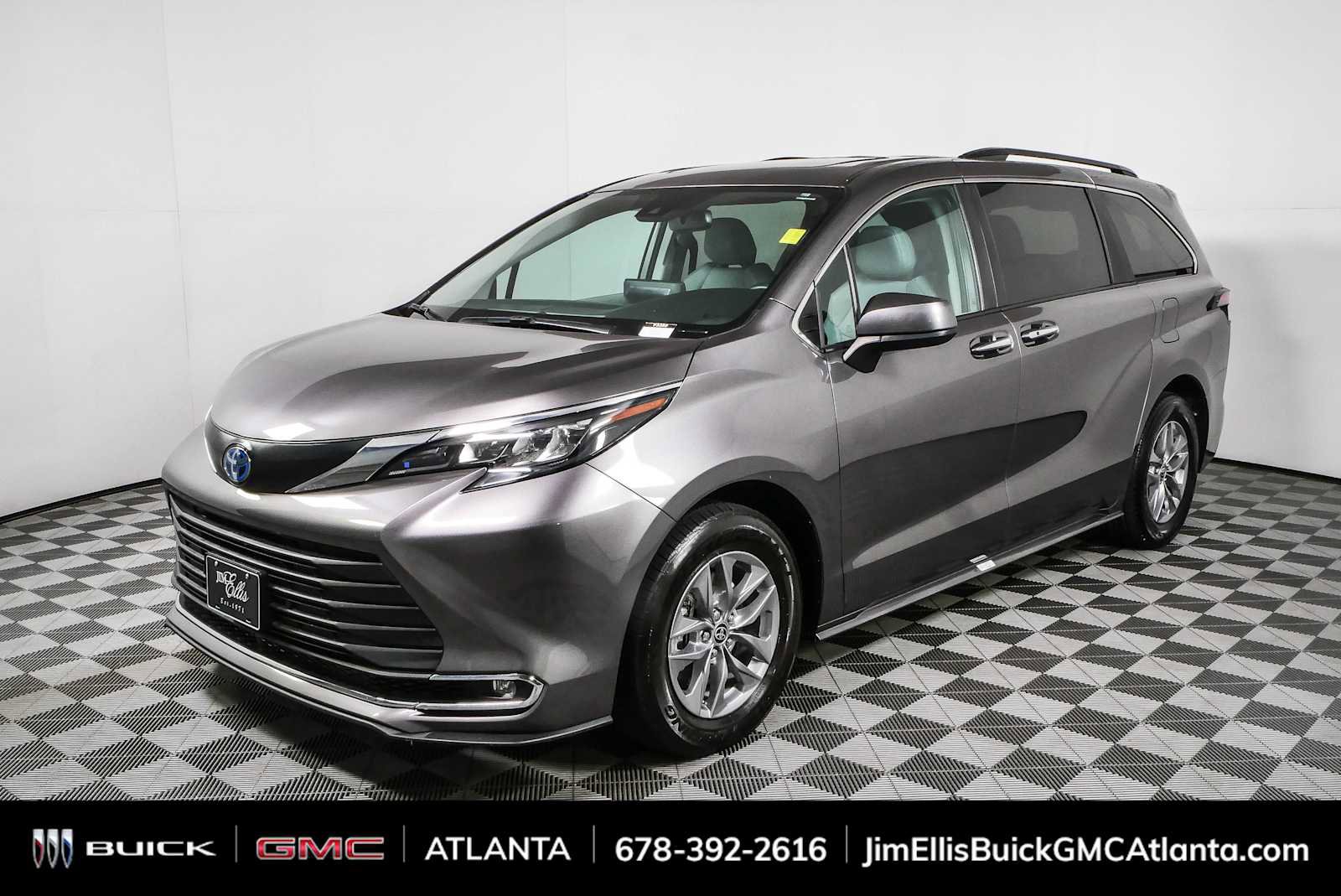 Used 2024 Toyota Sienna XLE FWD image 25