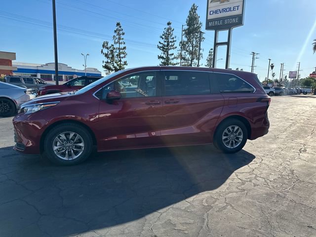 Used 2023 Toyota Sienna LE FWD image 4