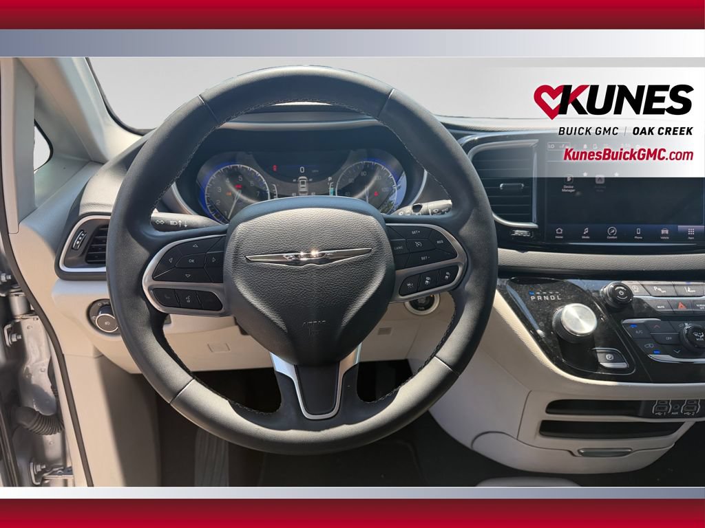 Used 2023 Chrysler Pacifica Touring-L FWD image 15