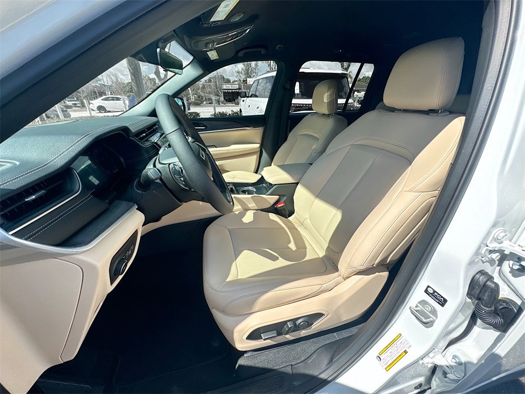 Used 2025 Jeep Grand Cherokee Limited image 23