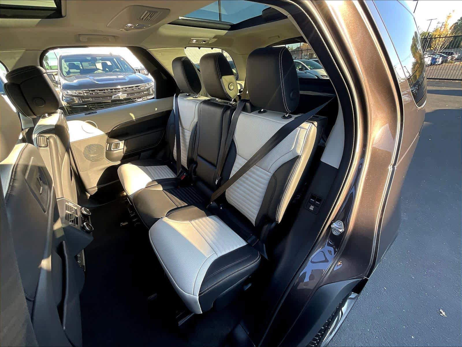 New 2025 Land Rover Discovery Metropolitan Edition AWD/4WD image 12