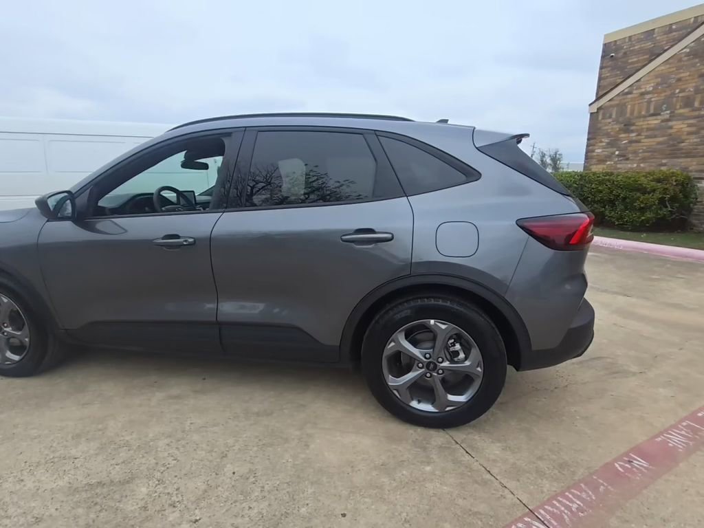 Used 2025 Ford Escape ST-Line image 2