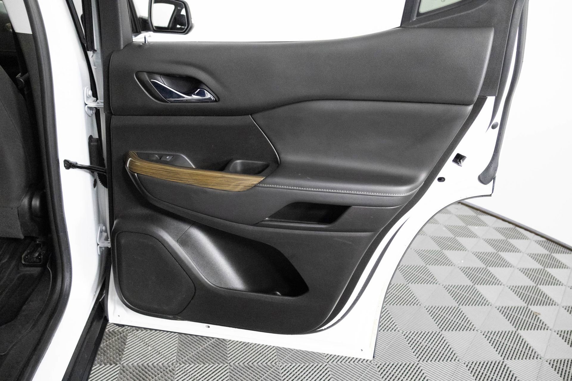 Certified 2023 GMC Acadia SLE w/ Driver Convenience Package image 42