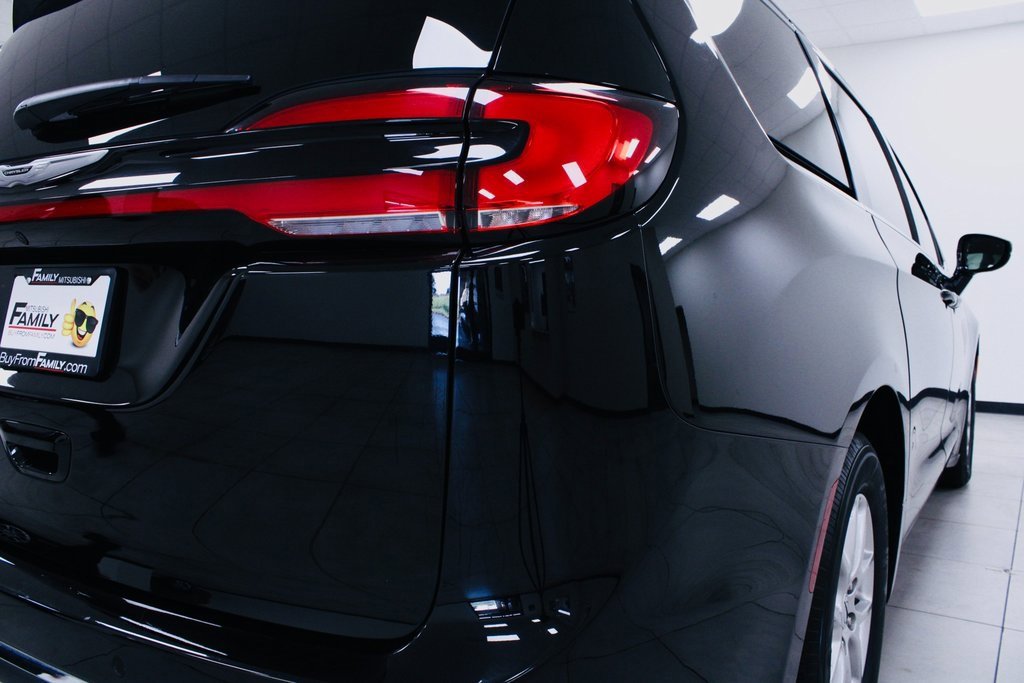 Used 2025 Chrysler Pacifica Select image 7