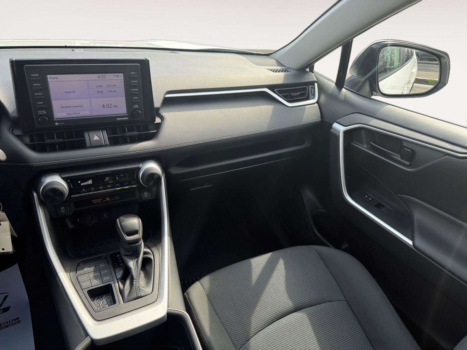 Used 2022 Toyota RAV4 LE image 12