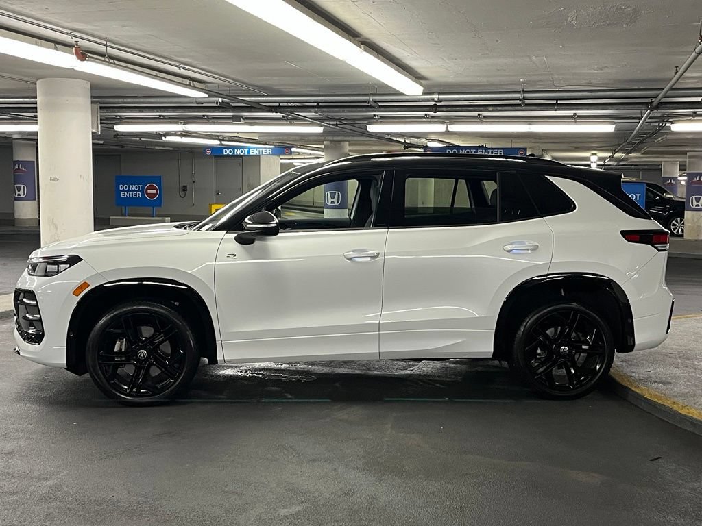 Used 2025 Volkswagen Tiguan SE R-Line AWD/4WD image 34