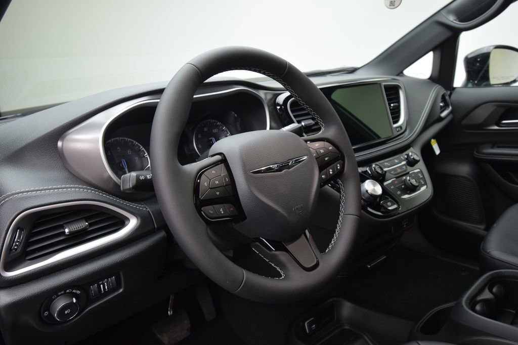 New 2026 Chrysler Pacifica Select w/ S Appearance Package FWD image 30