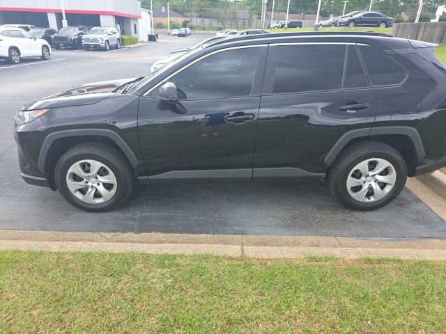 Used 2021 Toyota RAV4 LE FWD image 4