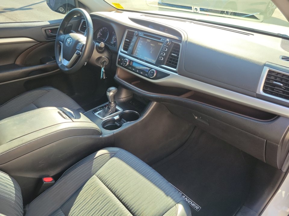 Used 2019 Toyota Highlander Plus FWD image 28