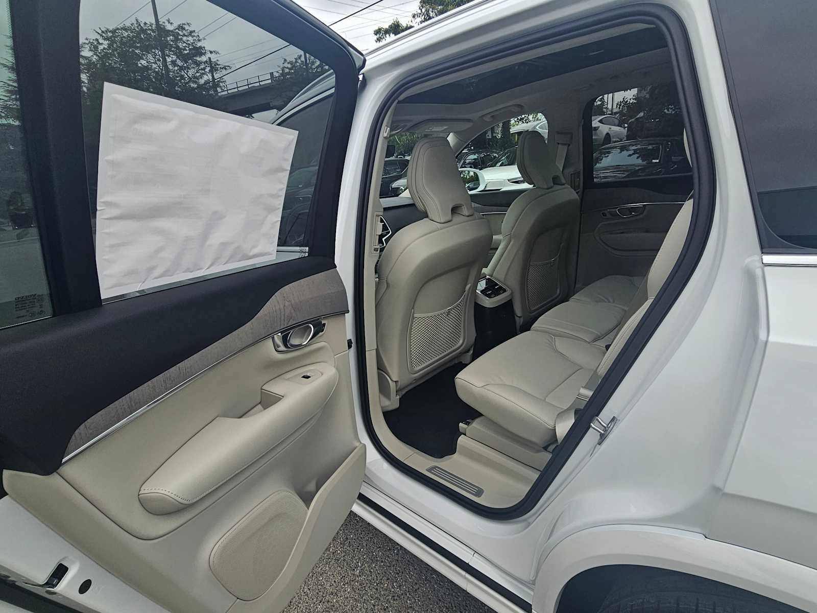Used 2025 Volvo XC90 T8 Plus w/ Protection Package Premier image 17