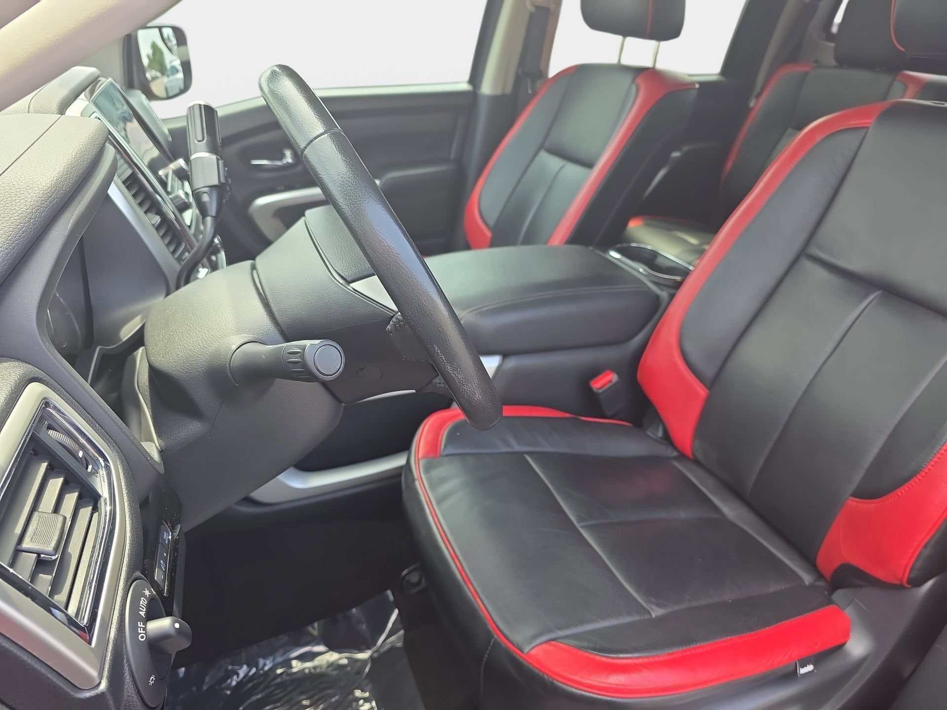 Used 2020 Nissan Titan SV w/ SV Convenience Package RWD image 14