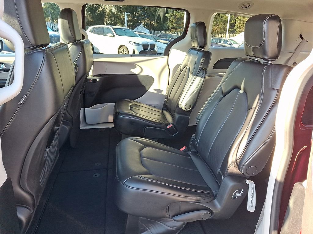 Used 2023 Chrysler Pacifica Touring-L image 8