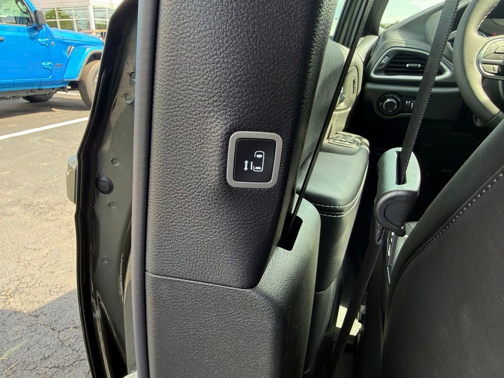 New 2027 Chrysler Pacifica Select FWD image 35