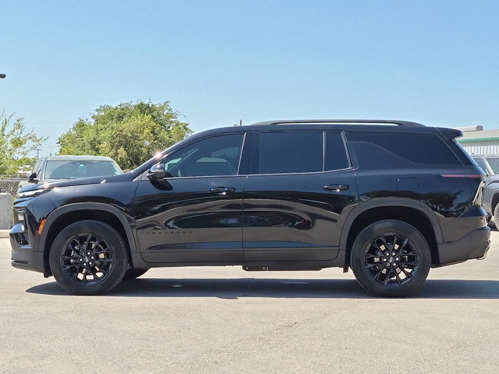 Used 2024 Chevrolet Traverse LT w/ Midnight/Sport Edition FWD image 2