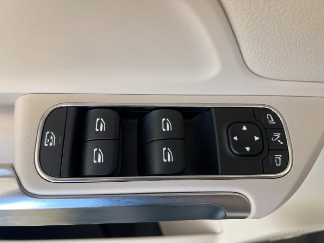Used 2025 Mercedes-Benz EQB 300 4MATIC image 36