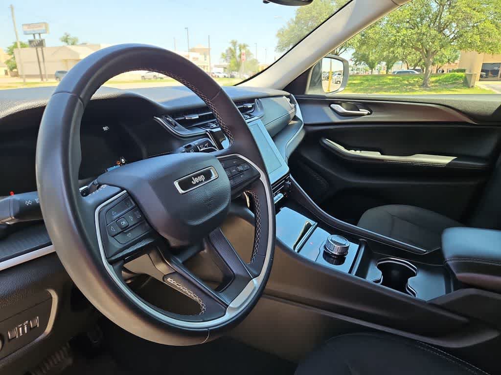 Used 2024 Jeep Grand Cherokee Laredo AWD/4WD image 10