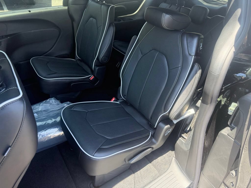 New 2027 Chrysler Pacifica Limited w/ Family Tech Group FWD image 32