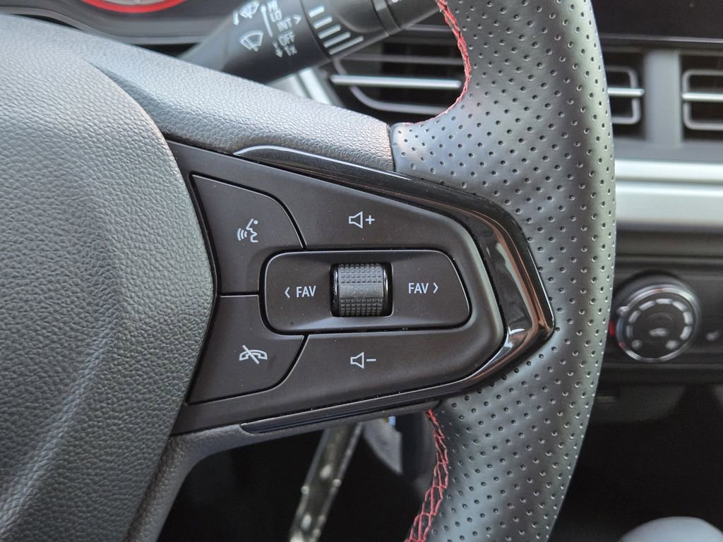 Used 2025 Chevrolet Trax RS w/ Sunroof Package image 28