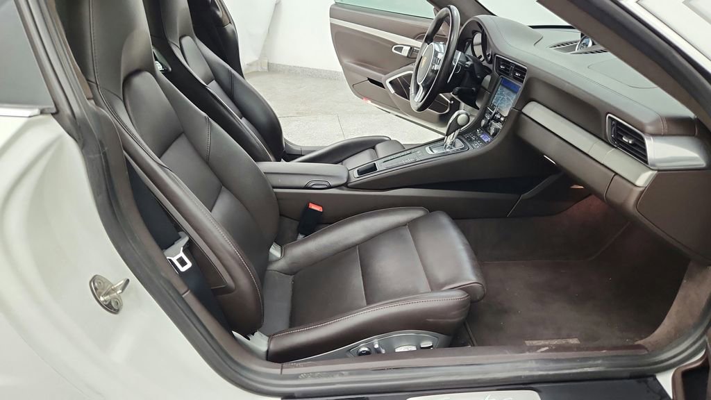 Used 2015 Porsche 911 Turbo image 43