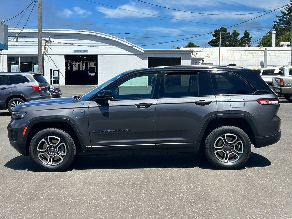 Used 2022 Jeep Grand Cherokee Trailhawk w/ Advanced Protech Group II AWD/4WD image 4