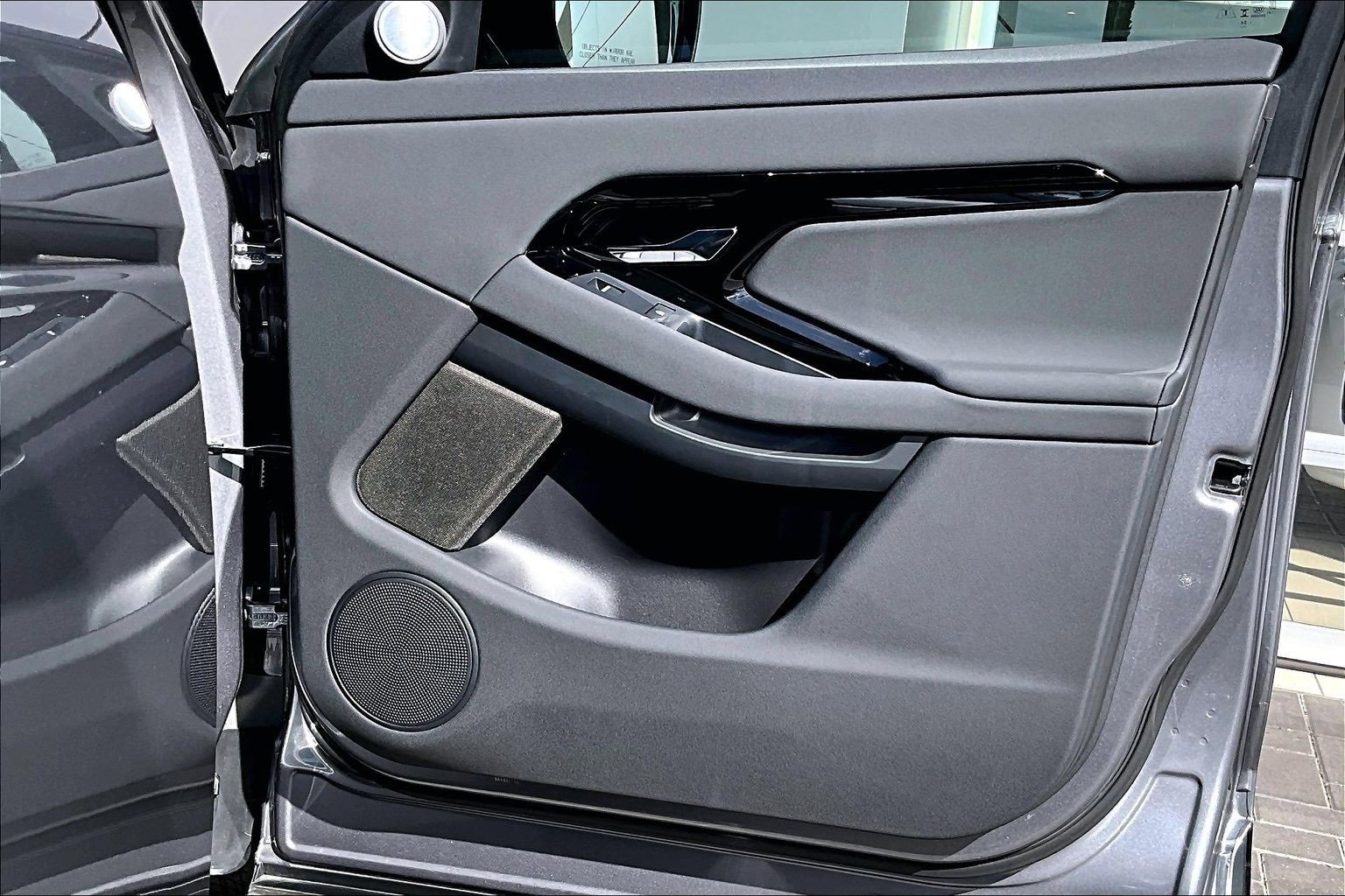 Used 2025 Land Rover Range Rover Evoque Dynamic SE image 24