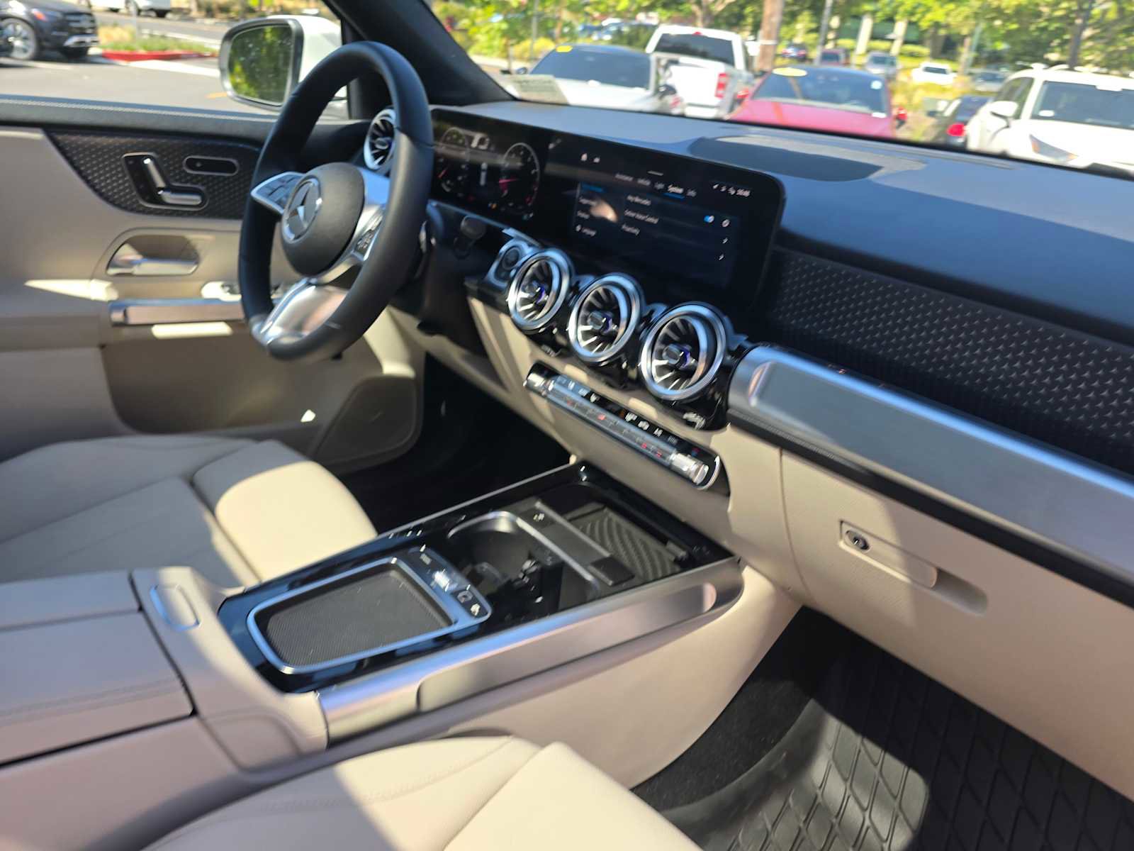 Used 2025 Mercedes-Benz GLB 250 4MATIC image 12