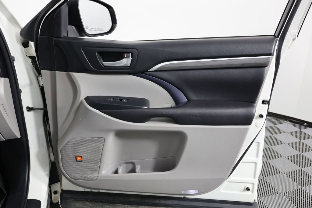 Used 2017 Toyota Highlander Limited image 26