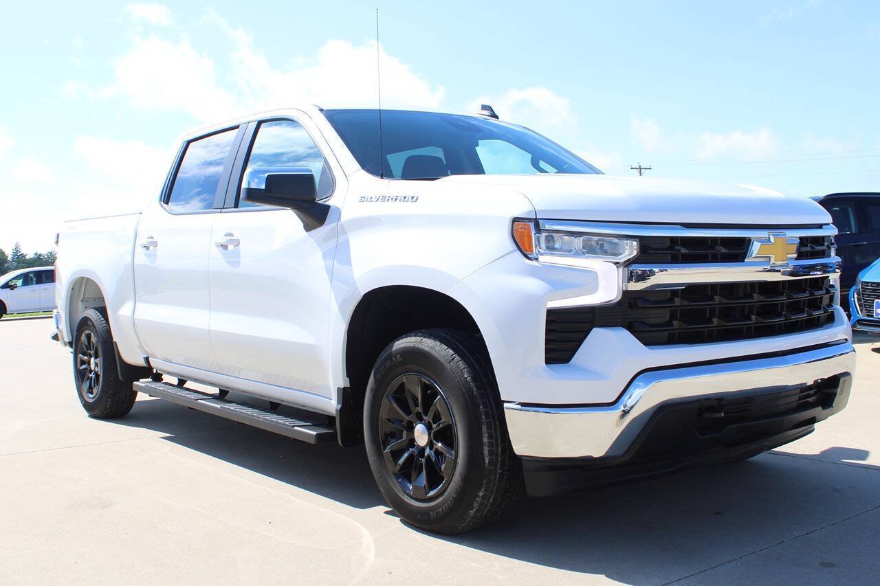 Used 2025 Chevrolet Silverado 1500 LT AWD/4WD image 3