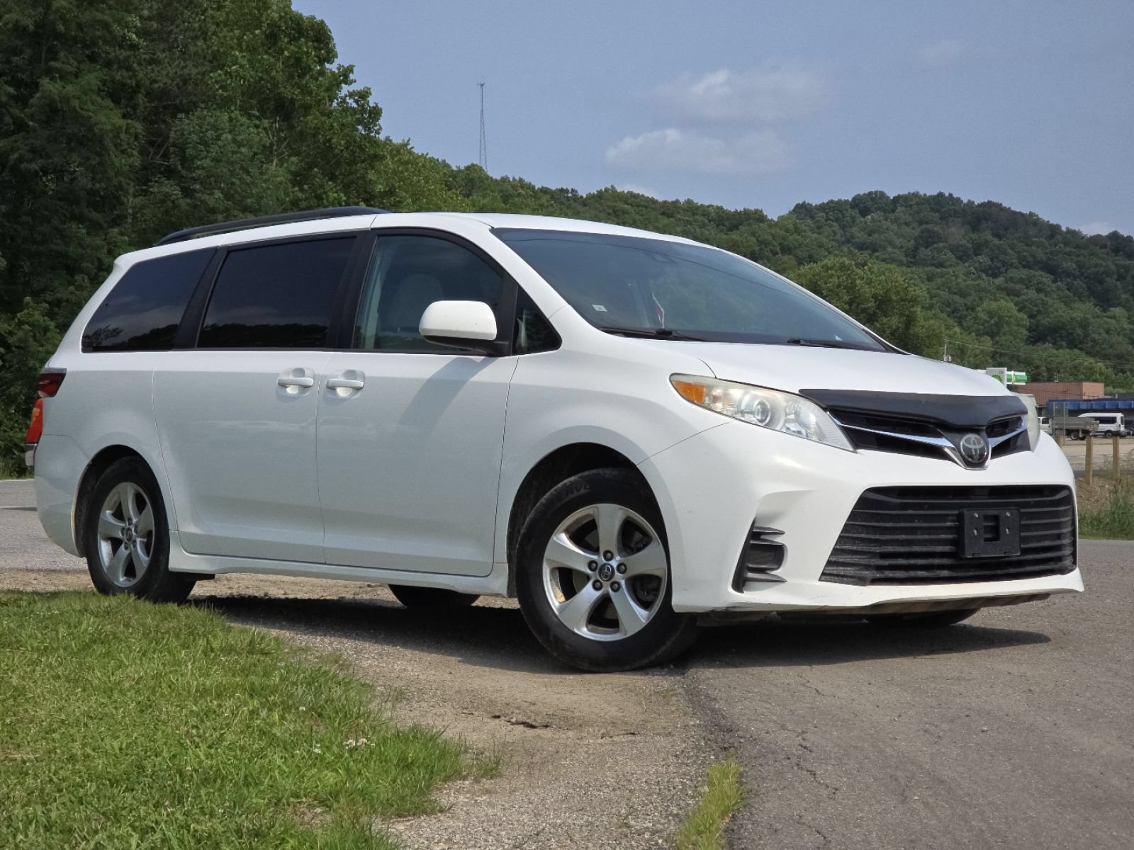 Used 2018 Toyota Sienna LE FWD image 2
